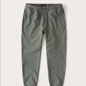 Abercrombie Traveler Jogger in olive